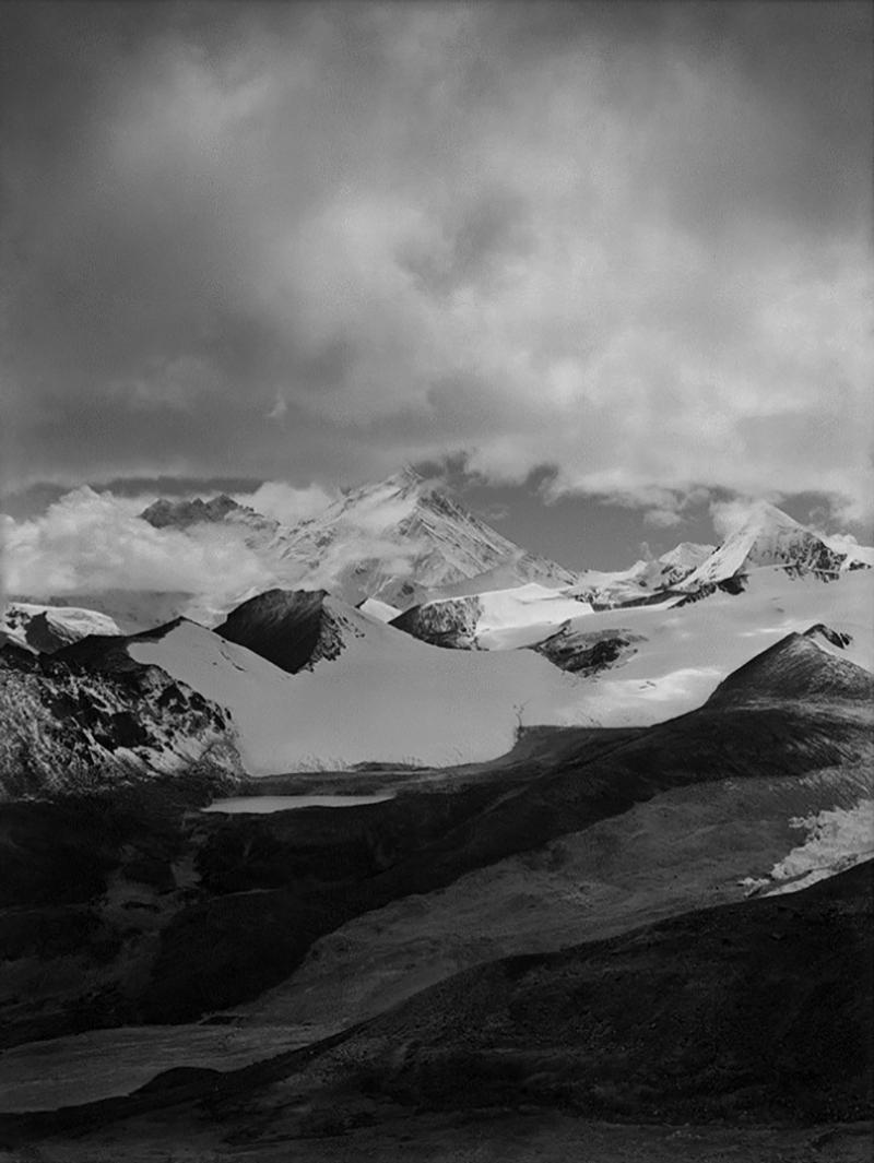 Le mont Everest en nuage depuis le sommet du Summit, au nord d'une base avancée - Photographie de paysage