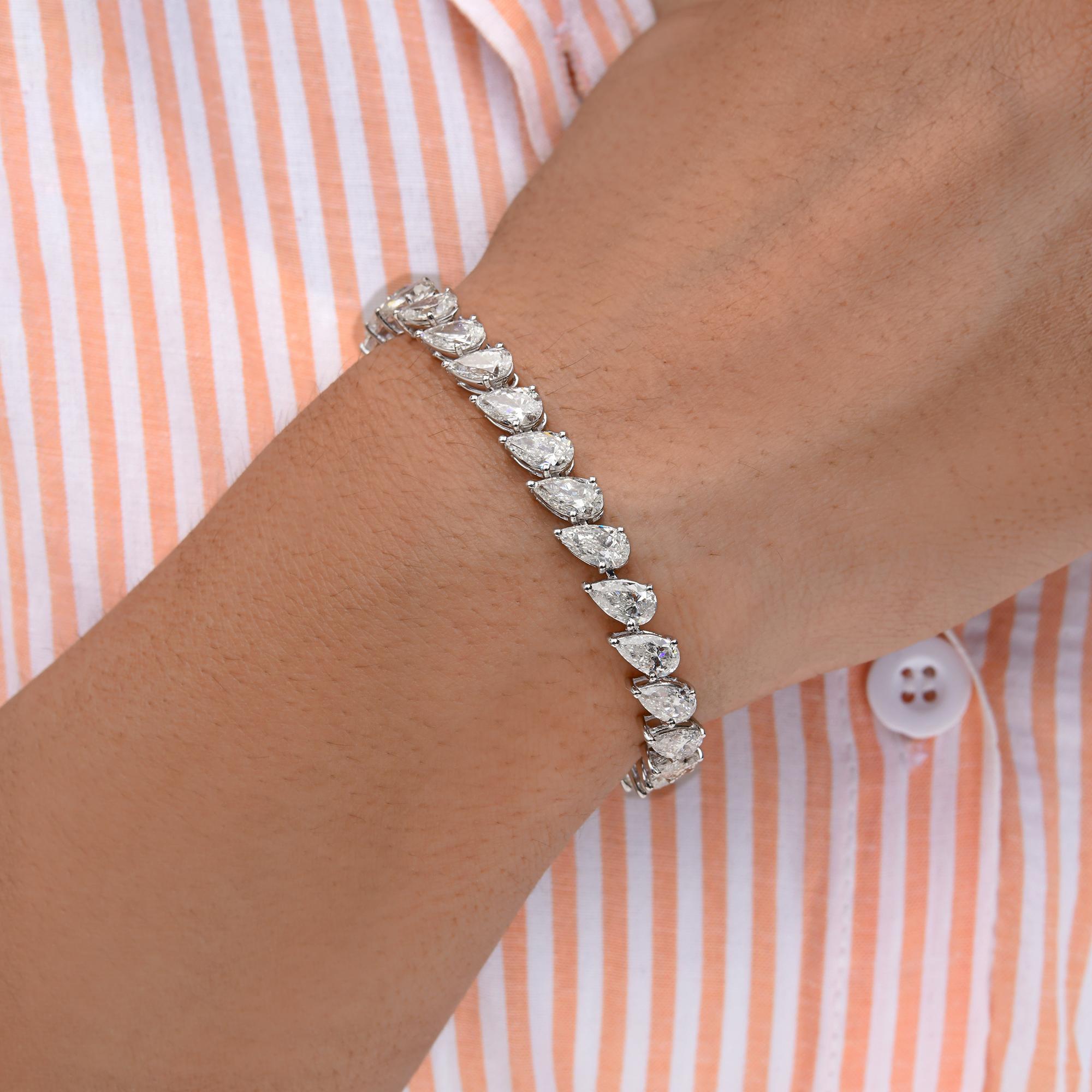 Esta pulsera de tenis de oro blanco de 14 quilates con diamantes talla pera de 13,59 quilates, claridad SI y color HI, tiene diamantes talla pera en solitario engastados en fila formando una pulsera de tenis. 
Los diamantes son un símbolo universal