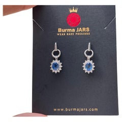 Pendiente de zafiro azul claro y halo de diamantes de 1,35 ct