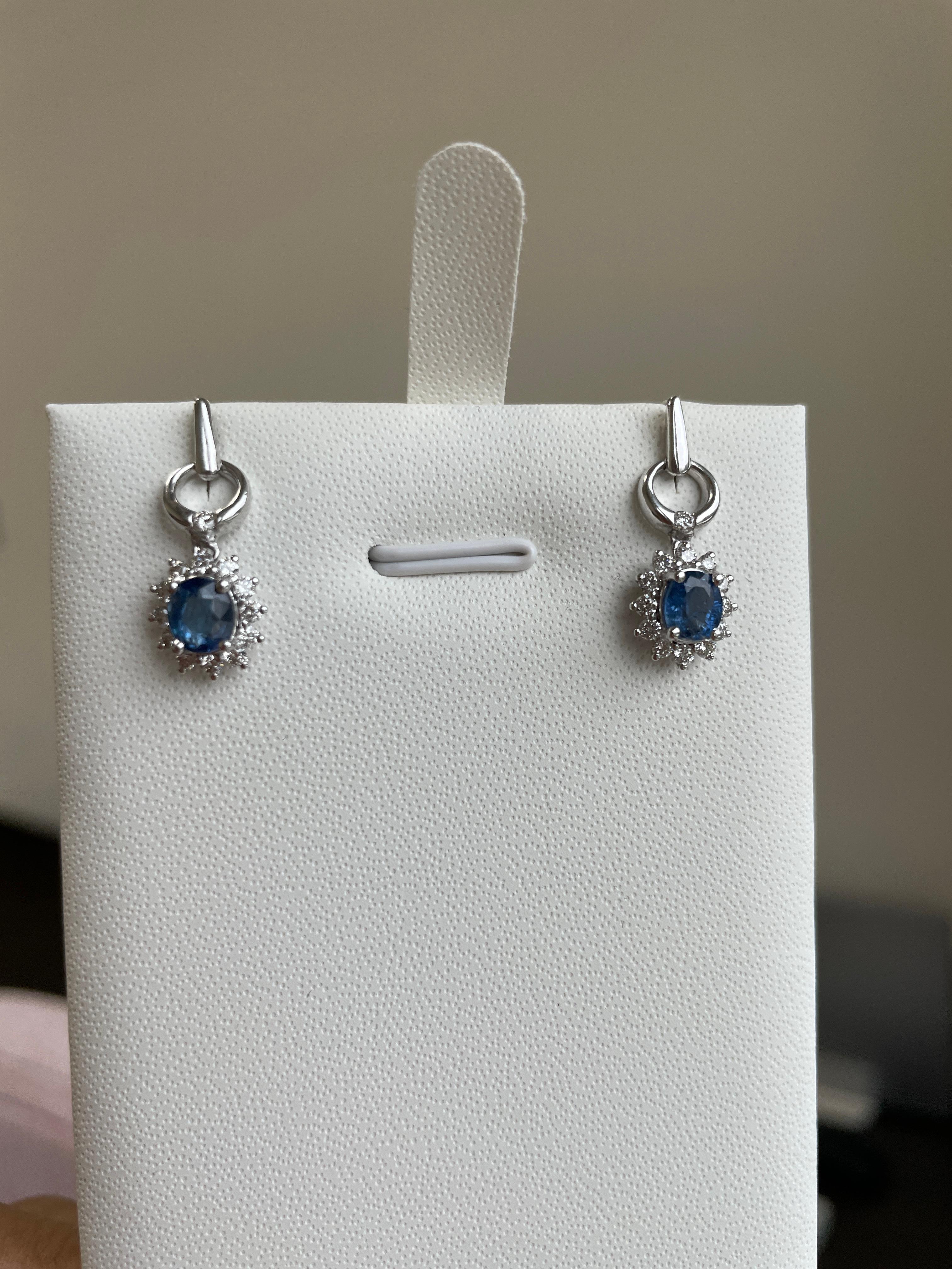 Art Déco Orecchino a goccia con zaffiro azzurro e diamante da 1,35 carati in vendita