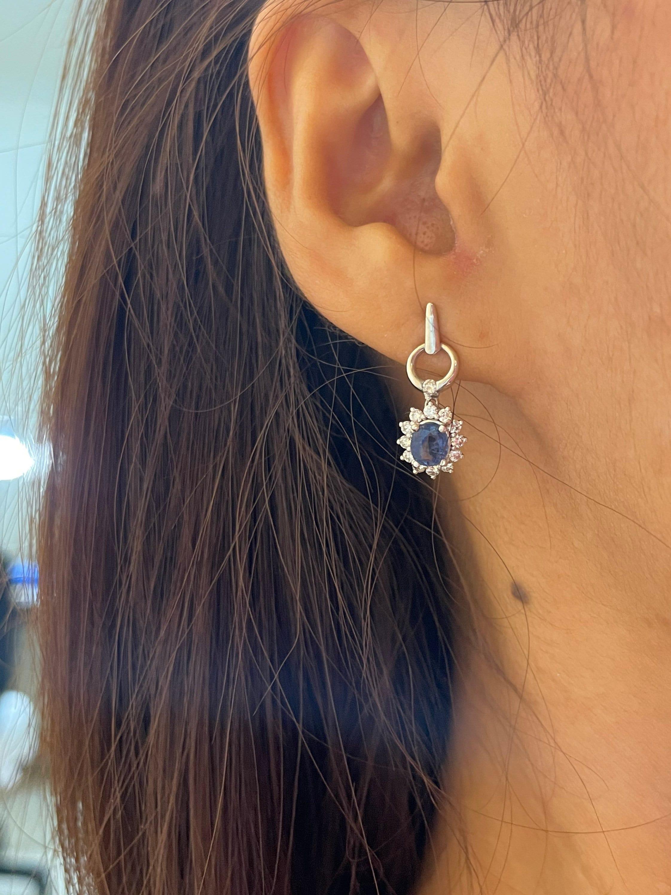 Orecchino a goccia con zaffiro azzurro e diamante da 1,35 carati In condizioni Nuovo in vendita a Singapore, SG