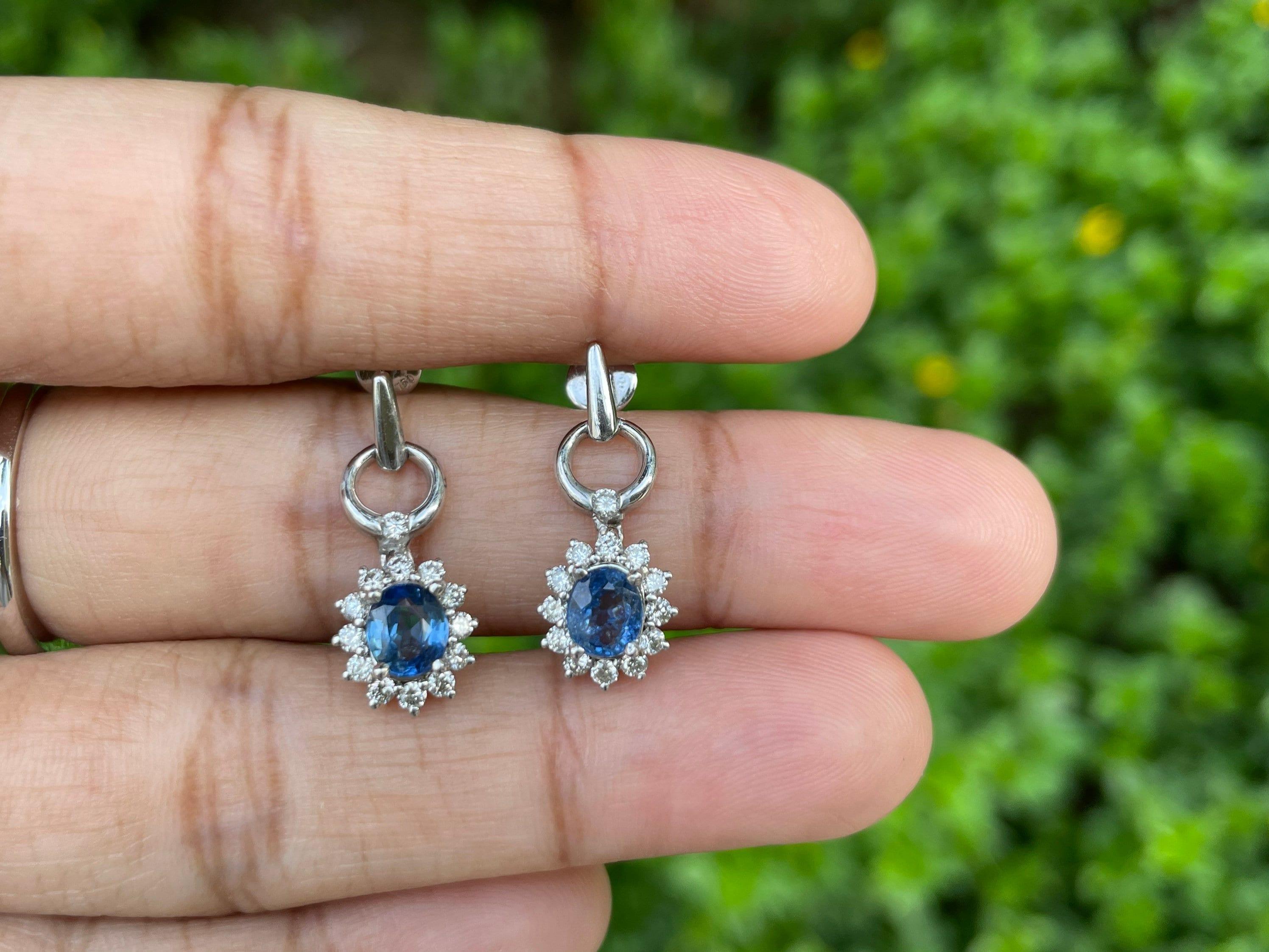 Donna Orecchino a goccia con zaffiro azzurro e diamante da 1,35 carati in vendita