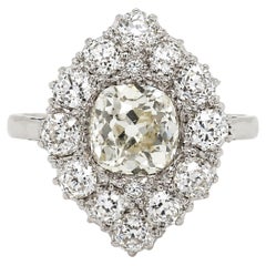 Bague antique de style « cluster » en or blanc 18 carats et platine, sertie d'un diamant taille ancienne de 1,35 ct en forme de marquise