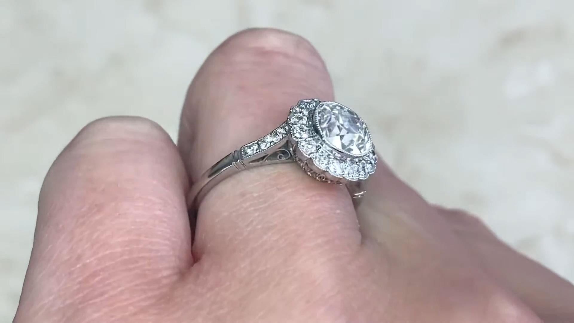 Anillo de compromiso con halo de diamantes talla europea antigua (aprox. 1,30 quilates), platino en Excelente estado para la venta en New York, NY