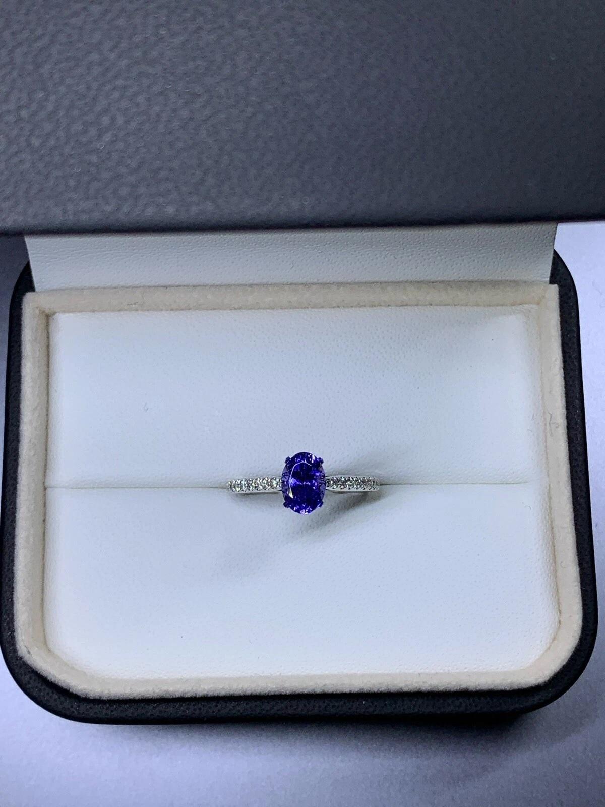 1.35ct Oval Shaped Tanzanite ring in platinum In New Condition For Sale In London, GB