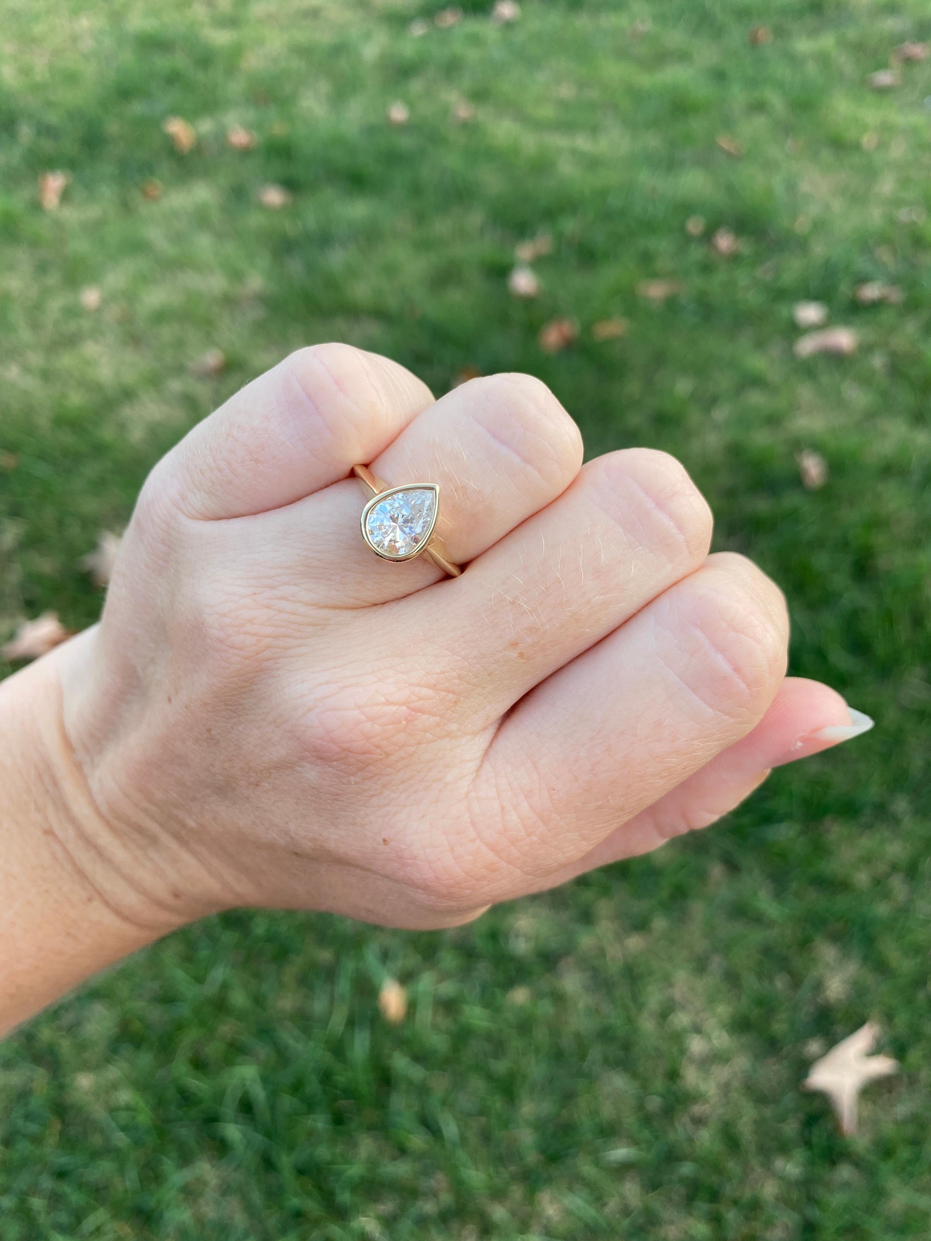Bague de fiançailles solitaire en or jaune 14 carats avec diamant poire de 1,35 carat en vente 1