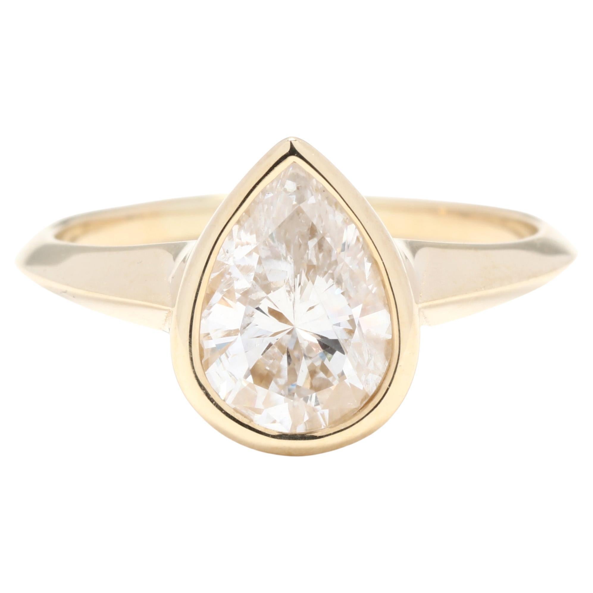 Bague de fiançailles solitaire en or jaune 14 carats avec diamant poire de 1,35 carat en vente