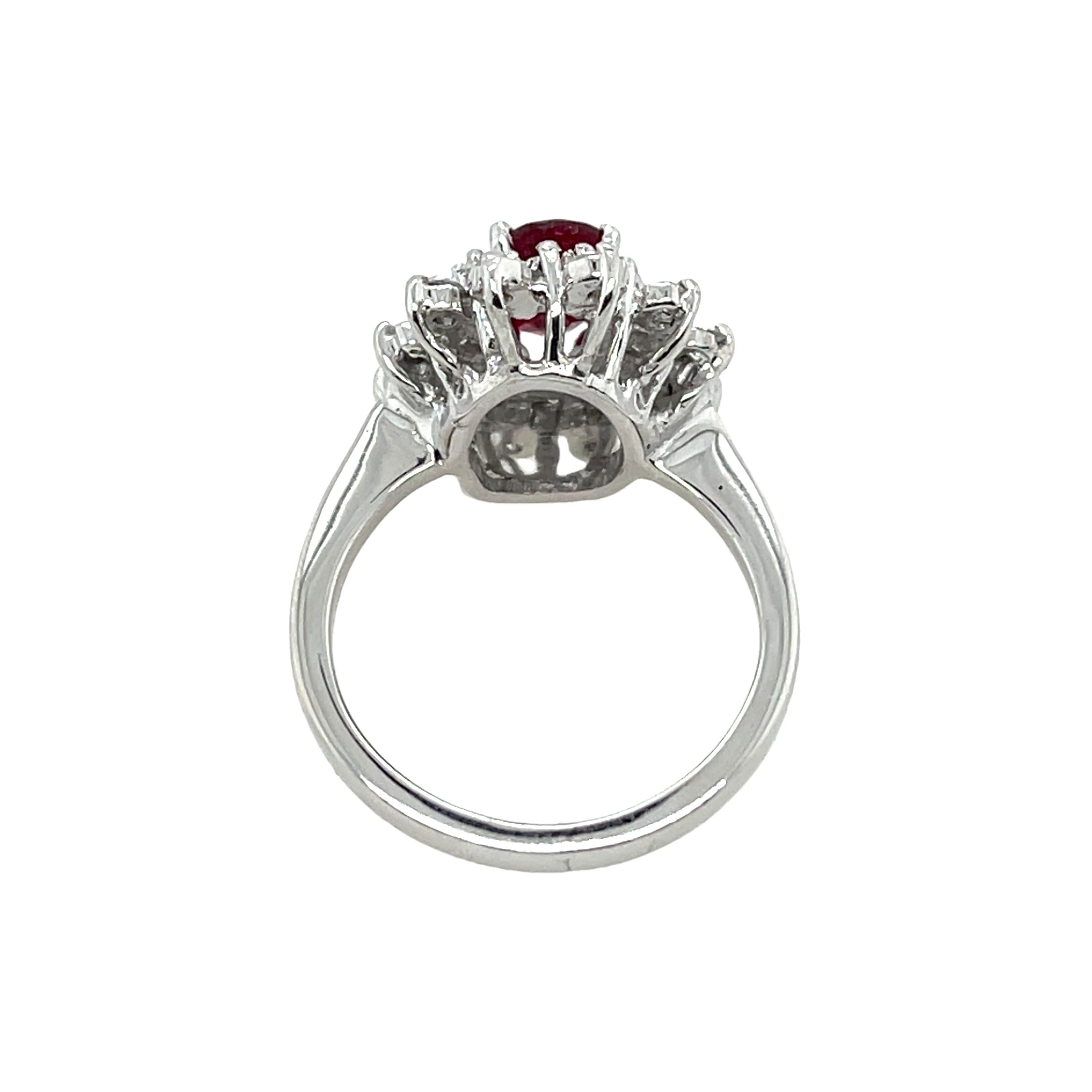 1,10ct Rubin & 0,84ct Diamant-Cluster-Ring in luxuriösem 18ct Weißgold. In der Mitte dieses eleganten Rings befindet sich ein leuchtender natürlicher Rubin, der von einem Halo aus funkelnden natürlichen Diamanten umgeben ist und einen klassischen