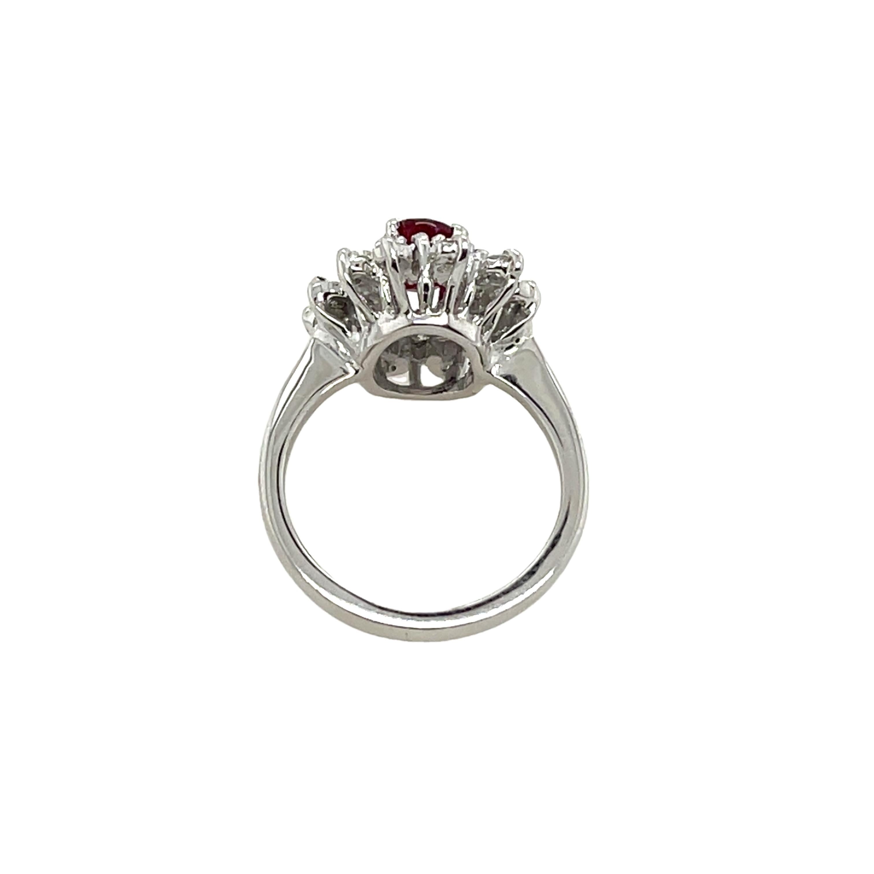 1,35 Karat Rubin & Diamant-Cluster-Ring, gefasst in 18 Karat Weißgold im Zustand „Hervorragend“ im Angebot in London, GB