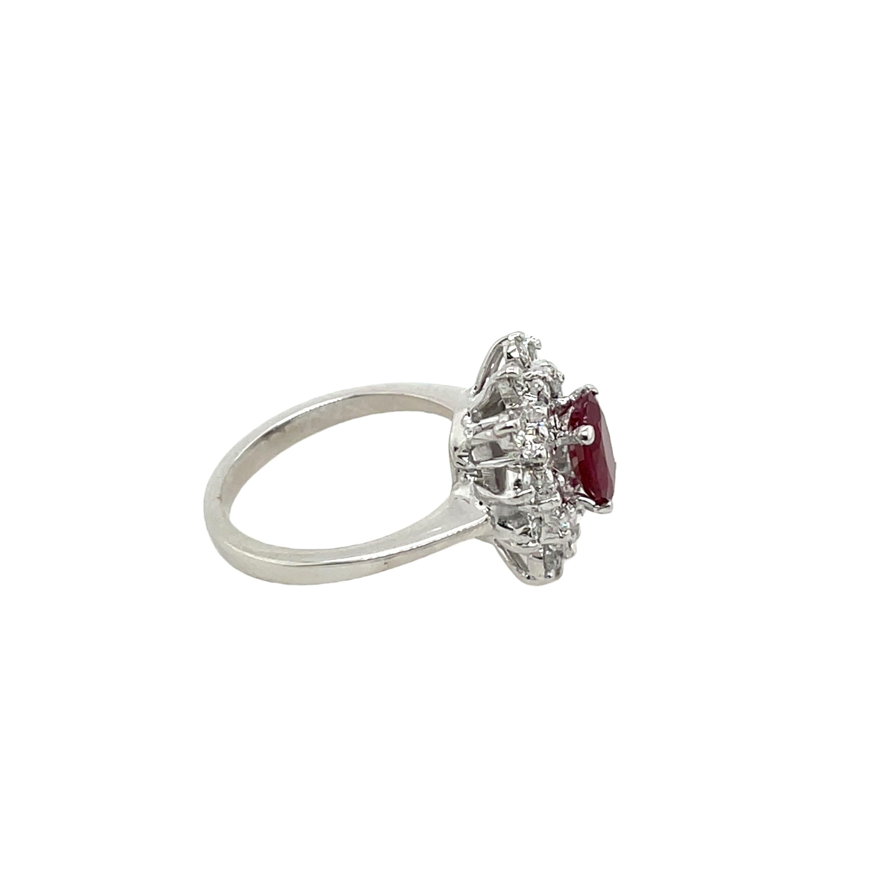 1,35 Karat Rubin & Diamant-Cluster-Ring, gefasst in 18 Karat Weißgold für Damen oder Herren im Angebot
