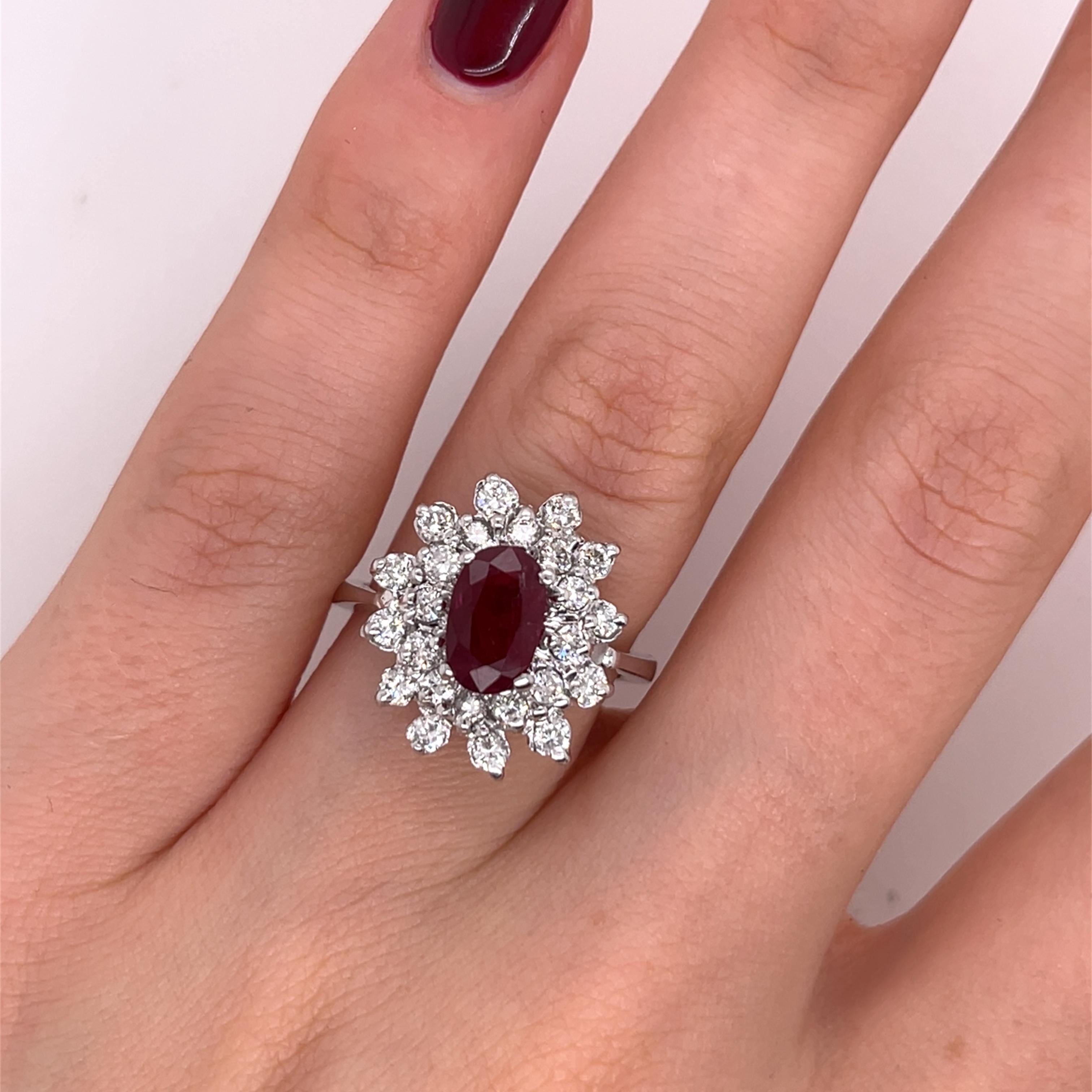 1,35 Karat Rubin & Diamant-Cluster-Ring, gefasst in 18 Karat Weißgold im Angebot 1