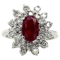 Anillo en racimo de rubíes y diamantes de 1,35 ct, engastado en oro blanco de 18 ct