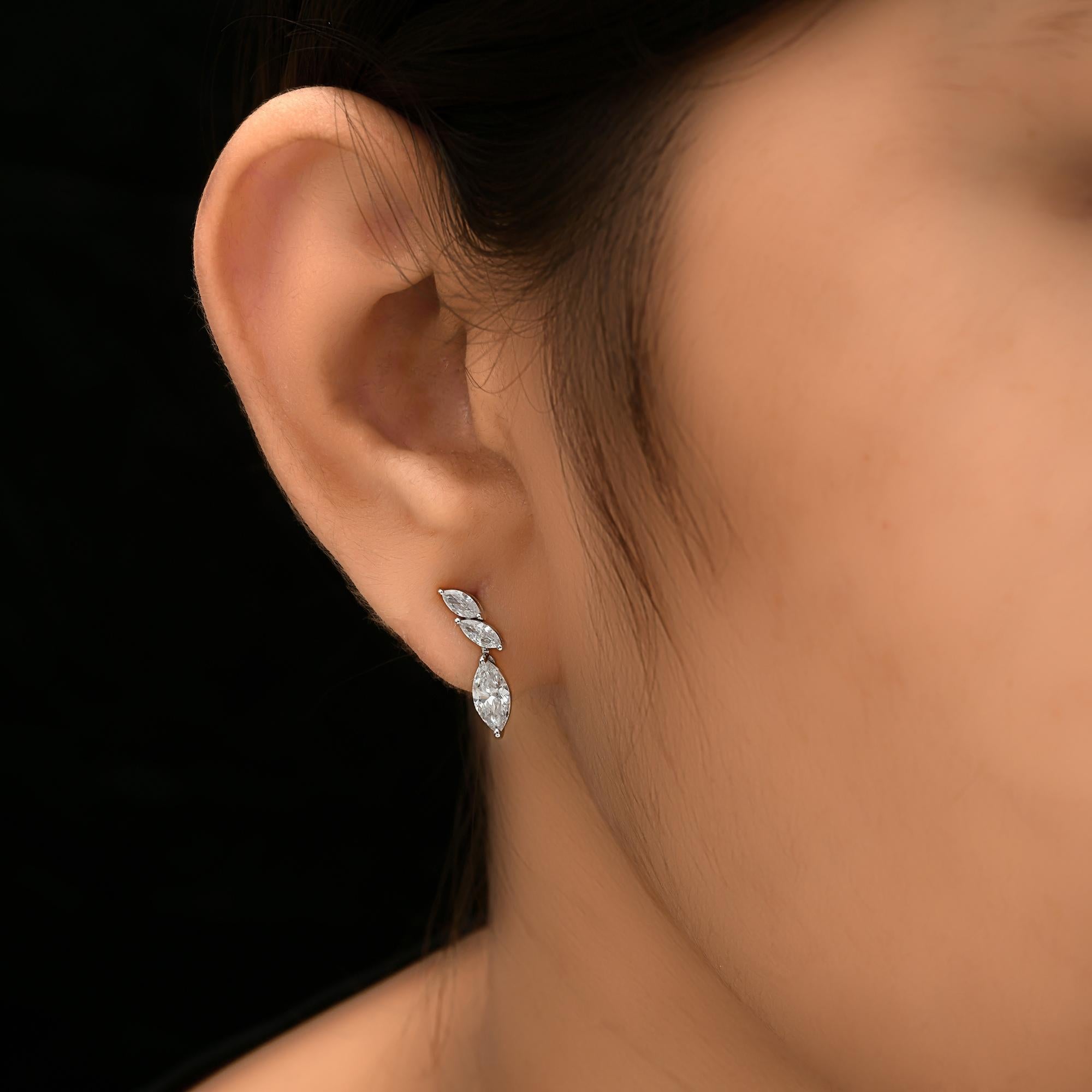 Orecchini con diamanti naturali da 1,35 carati SI/H Oro bianco 18 carati Tutte le tariffe pagate
Ogni orecchino sfoggia tre diamanti con taglio a marquise, due pietre più piccole nella parte superiore e un diamante più grande nella parte