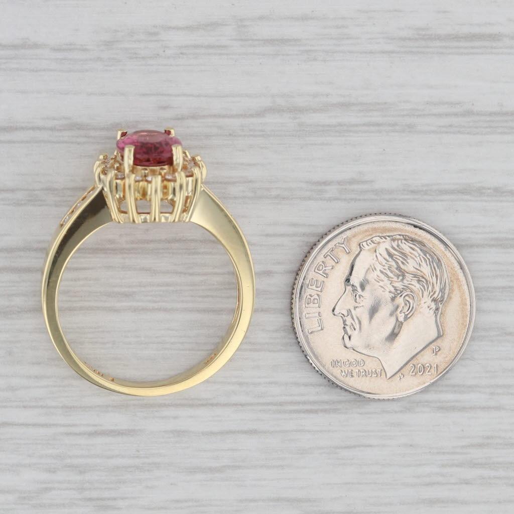 Informations sur les pierres précieuses :
- Tourmaline naturelle -
Carats - 1.12ct 
Taille - Brilliante ovale
Couleur - Rose 

- Diamants naturels -
Total des carats - 0.23ctw
Taille - Brilliante ronde
Couleur - I - J
Clarté - VS2

Métal : Or jaune