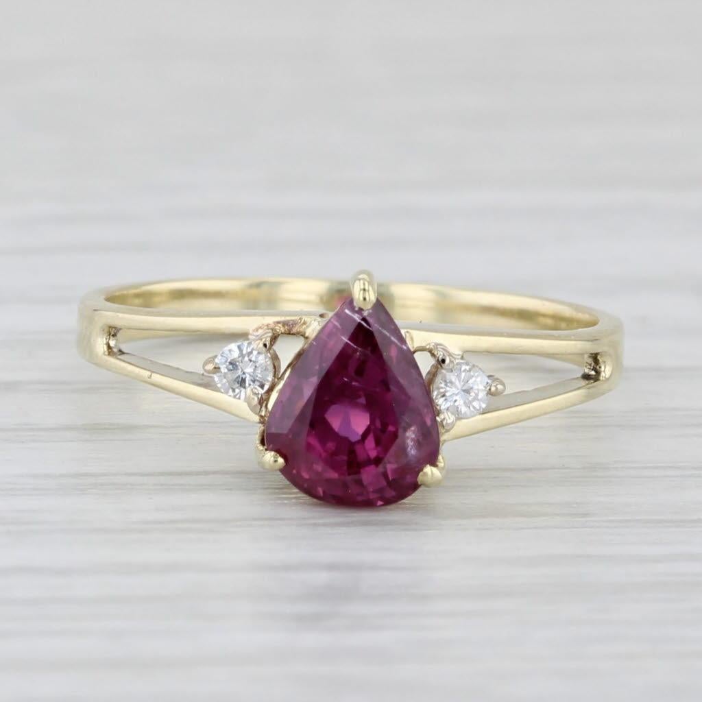 Informations sur les pierres précieuses :
- Rubis naturel -
Carats - 1.30ct 
Coupe - Poire
Couleur - Rouge
Traitement - Amélioré de routine 

- Diamants naturels -
Total des carats - 0.05ctw
Taille - Brilliante ronde
Couleur - F - G
Clarté - I1