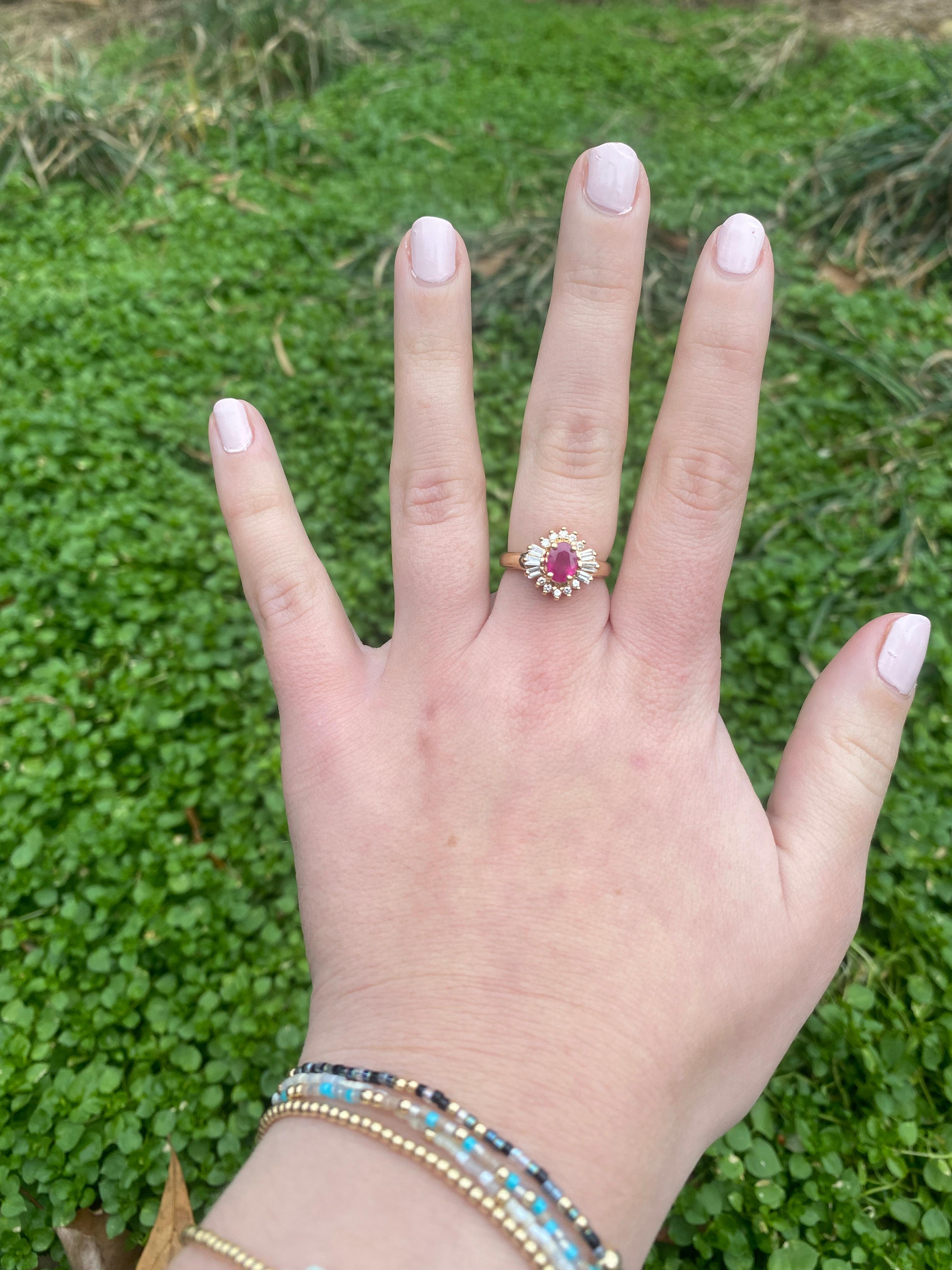 1.35ctw Ruby and Diamond Statement Ring, 14k Yellow Gold, Taille de bague 7 en vente 2