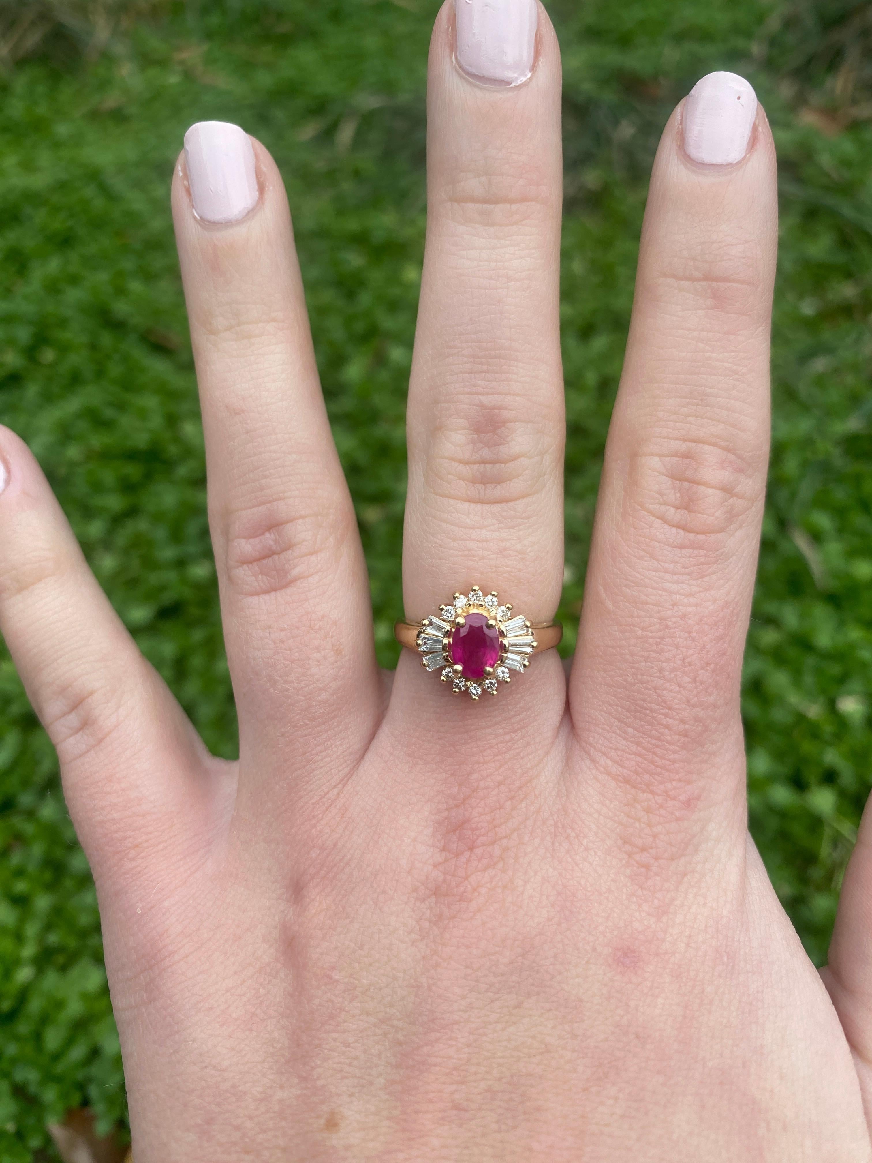 1.35ctw Ruby and Diamond Statement Ring, 14k Yellow Gold, Taille de bague 7 en vente 3