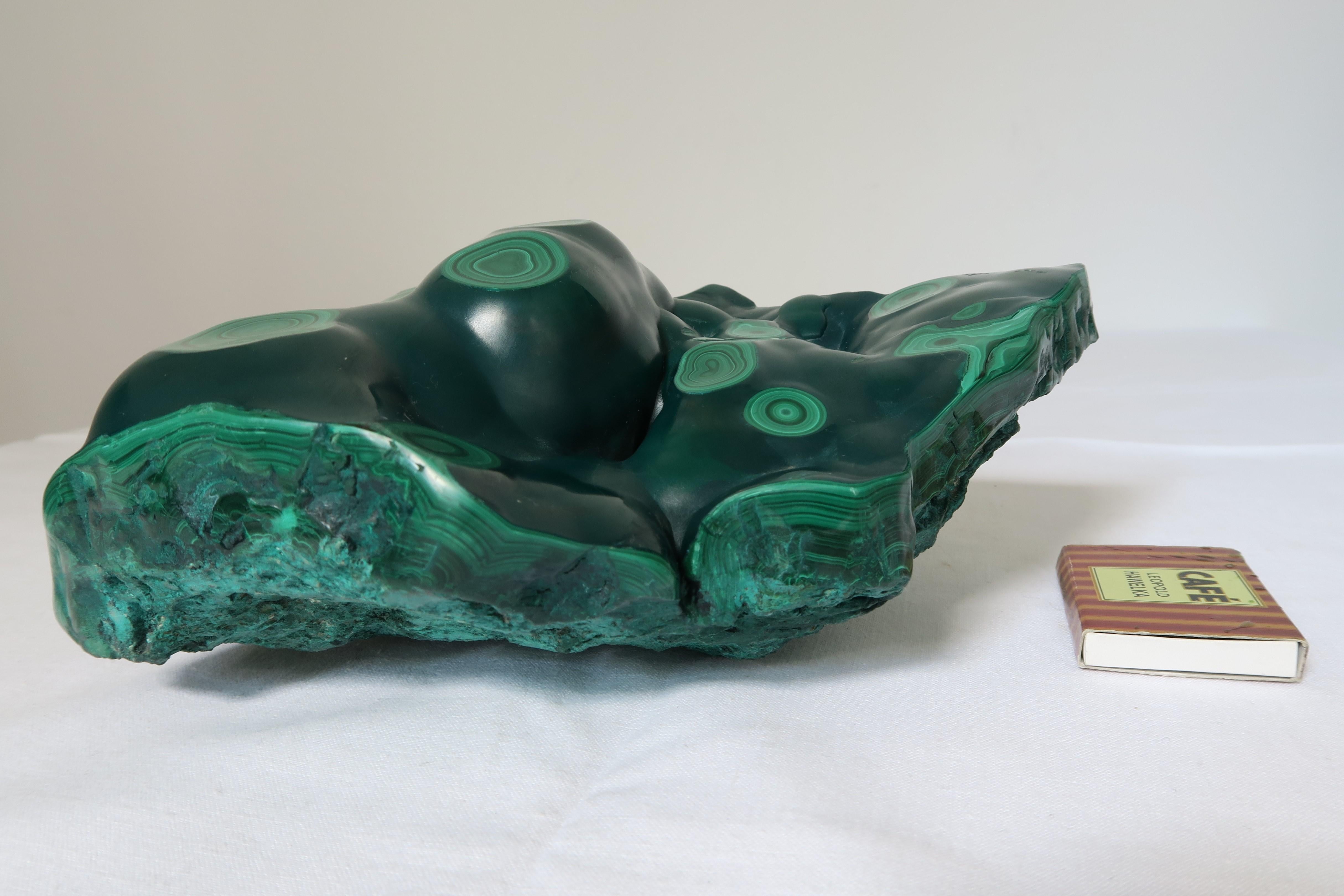135oz/3.83kg Malachite Stone Beautifully Cut In Excellent Condition For Sale In Vienna, AT