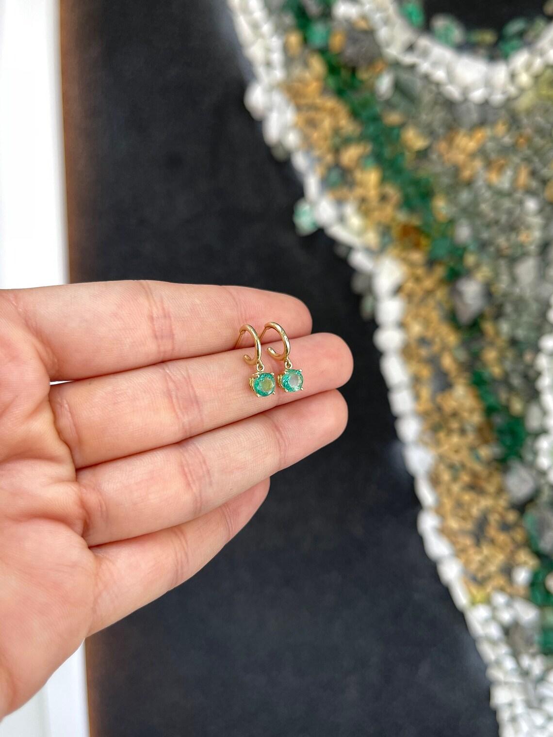 1.35tcw 14K Round Cut Emerald Huggie Dangle Earrings Dark Green Perfect May Gift In New Condition For Sale In Jupiter, FL