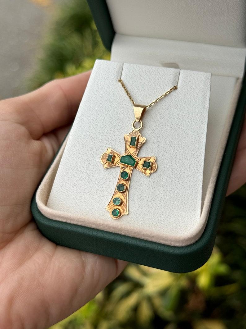 Round Cut 1.35tcw 18K Colombian Emerald Cross Pendant - Unisex Gold Round & Emerald Cut For Sale