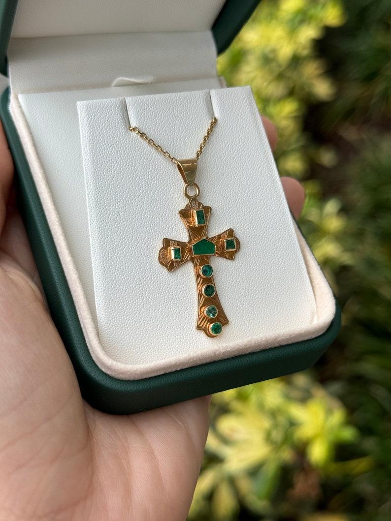 1.35tcw 18K Colombian Emerald Cross Pendant - Unisex Gold Round & Emerald Cut In New Condition For Sale In Jupiter, FL