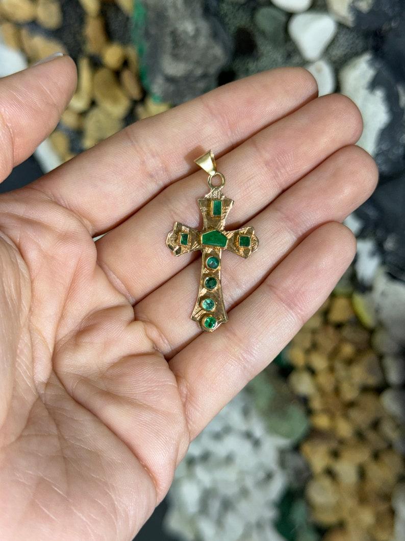 1.35tcw 18K Colombian Emerald Cross Pendant - Unisex Gold Round & Emerald Cut For Sale 1