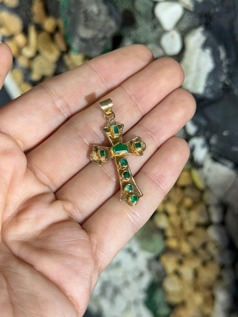 1.35tcw 18K Colombian Emerald Cross Pendant - Unisex Gold Round & Emerald Cut For Sale 2