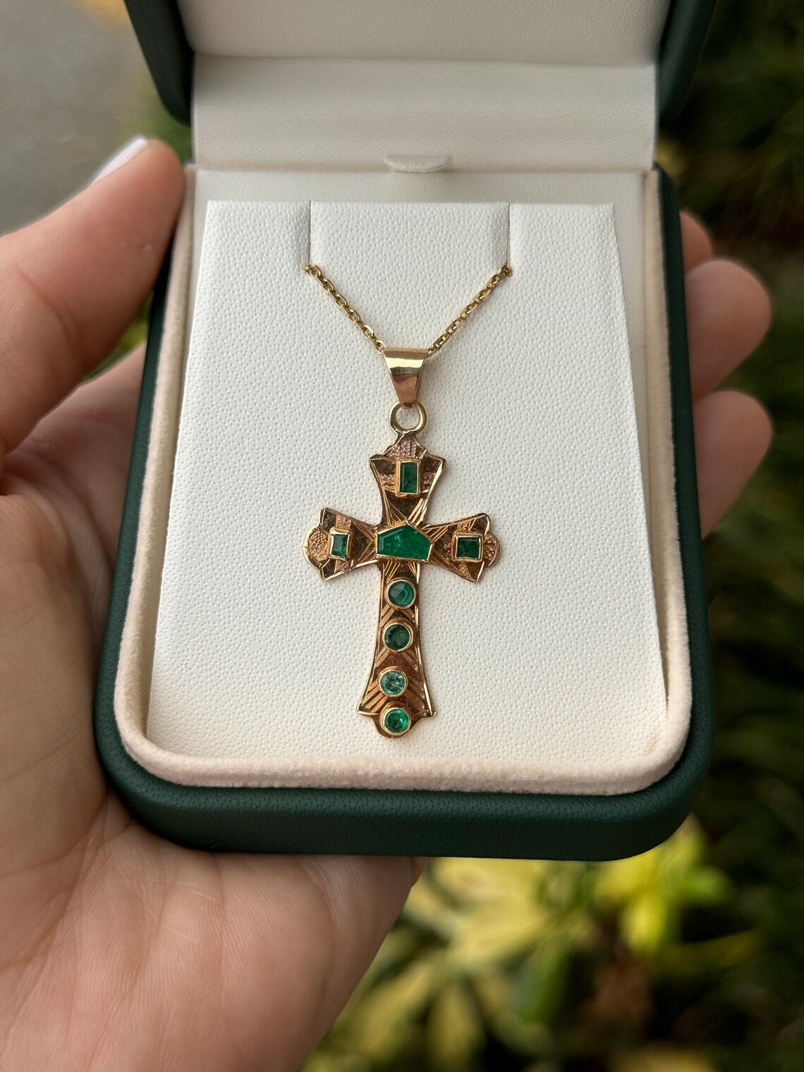1,35tcw 18K kolumbianischer Smaragd-Kreuz-Anhänger Unisex Rund & Smaragdschliff Dunkelschliff Dunkel (Moderne) im Angebot