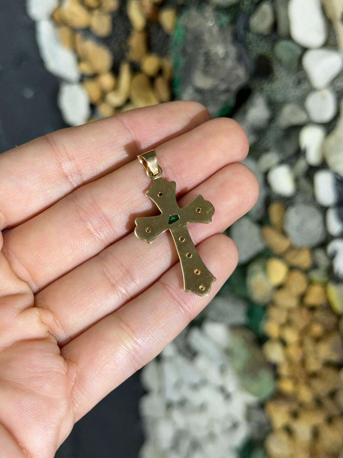 1,35tcw 18K kolumbianischer Smaragd-Kreuz-Anhänger Unisex Rund & Smaragdschliff Dunkelschliff Dunkel im Angebot 3