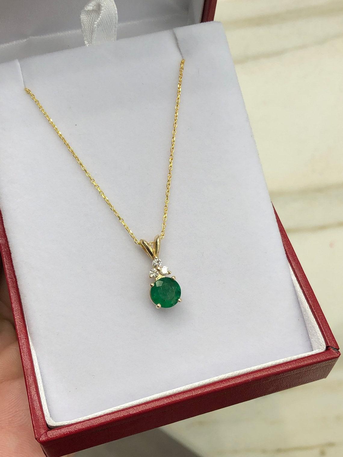 Moderno Collana con ciondolo con smeraldo rotondo naturale da 1,35tcw in oro 14K in vendita