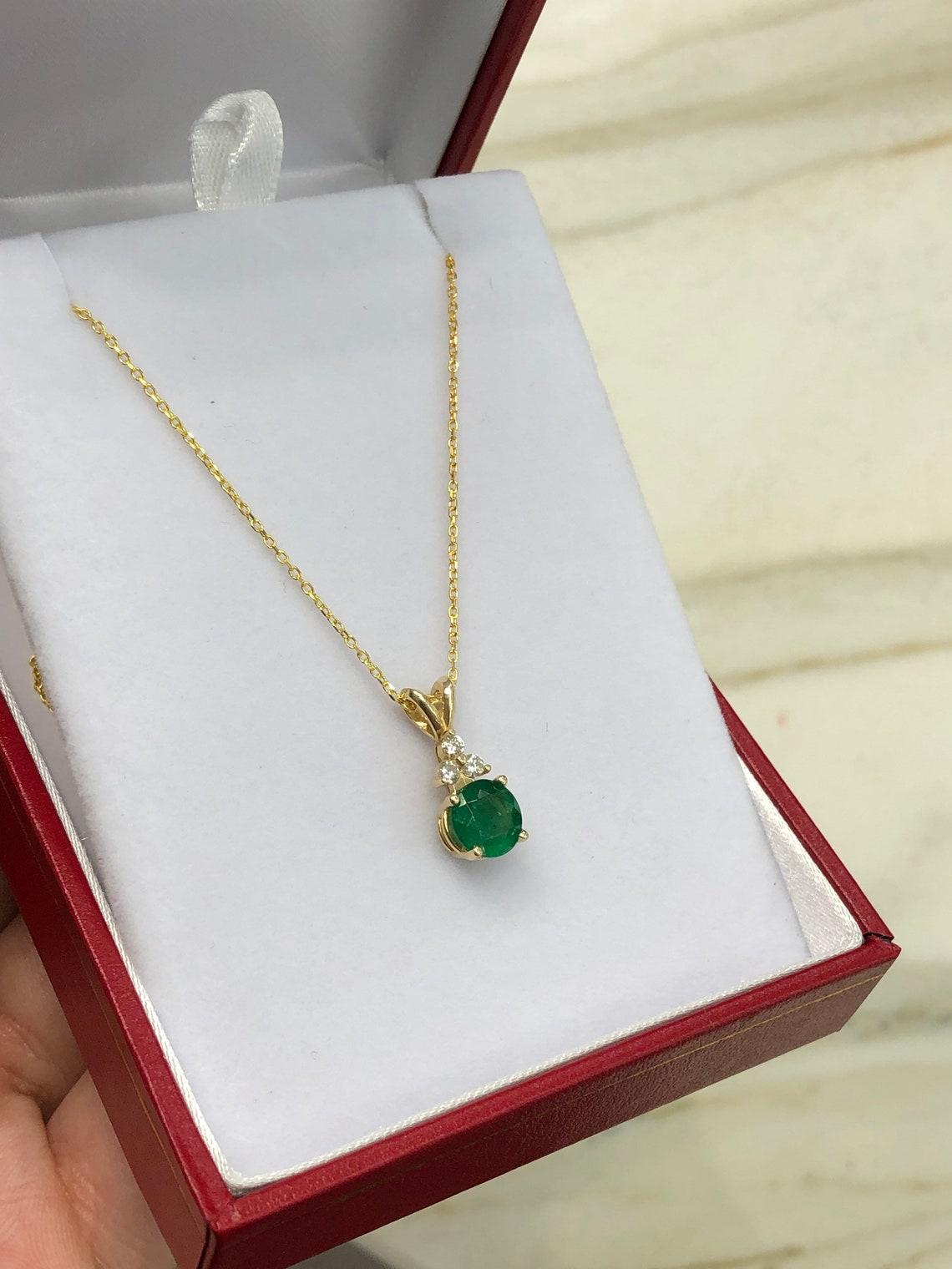 Taglio rotondo Collana con ciondolo con smeraldo rotondo naturale da 1,35tcw in oro 14K in vendita