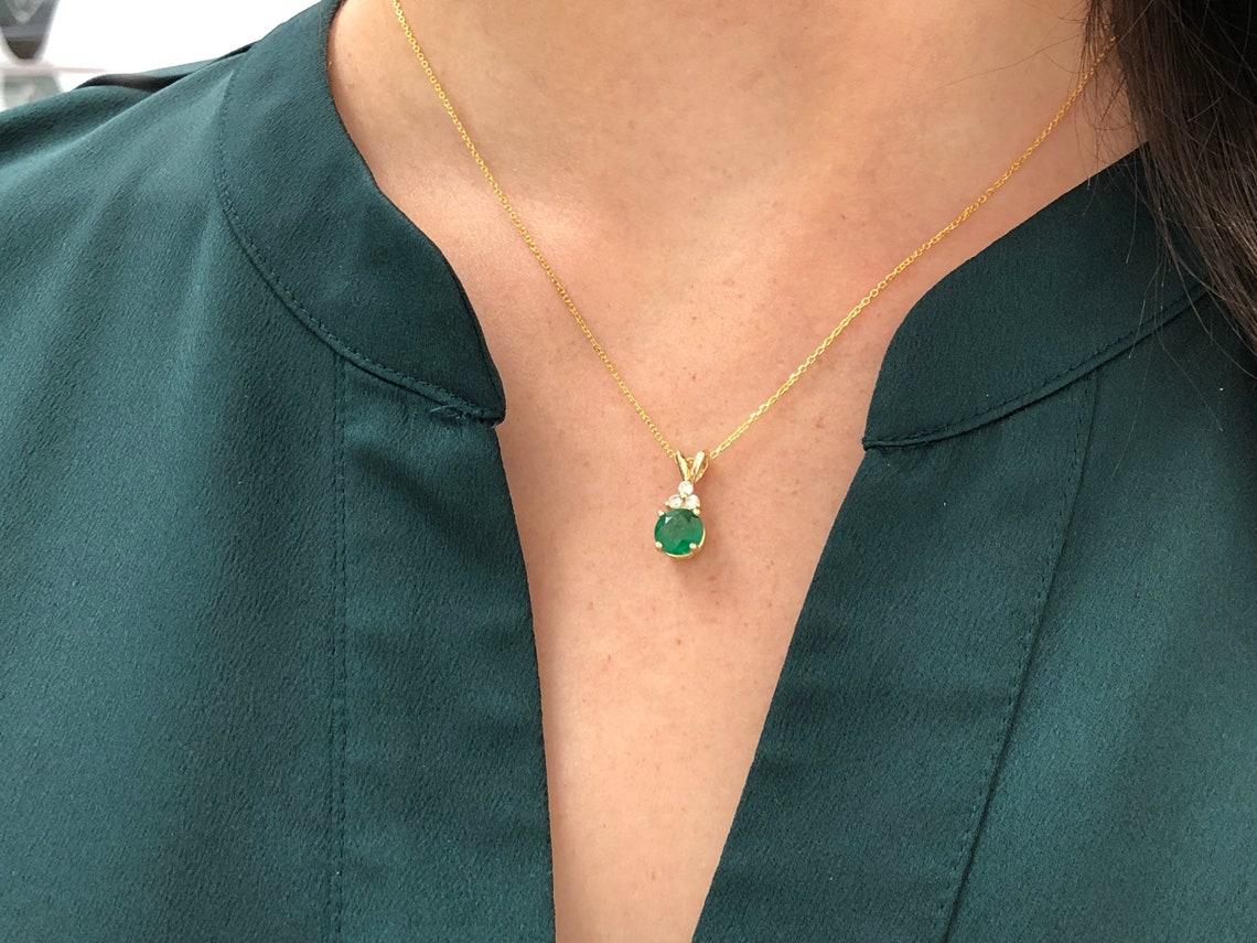 Collana con ciondolo con smeraldo rotondo naturale da 1,35tcw in oro 14K In condizioni Nuovo in vendita a Jupiter, FL