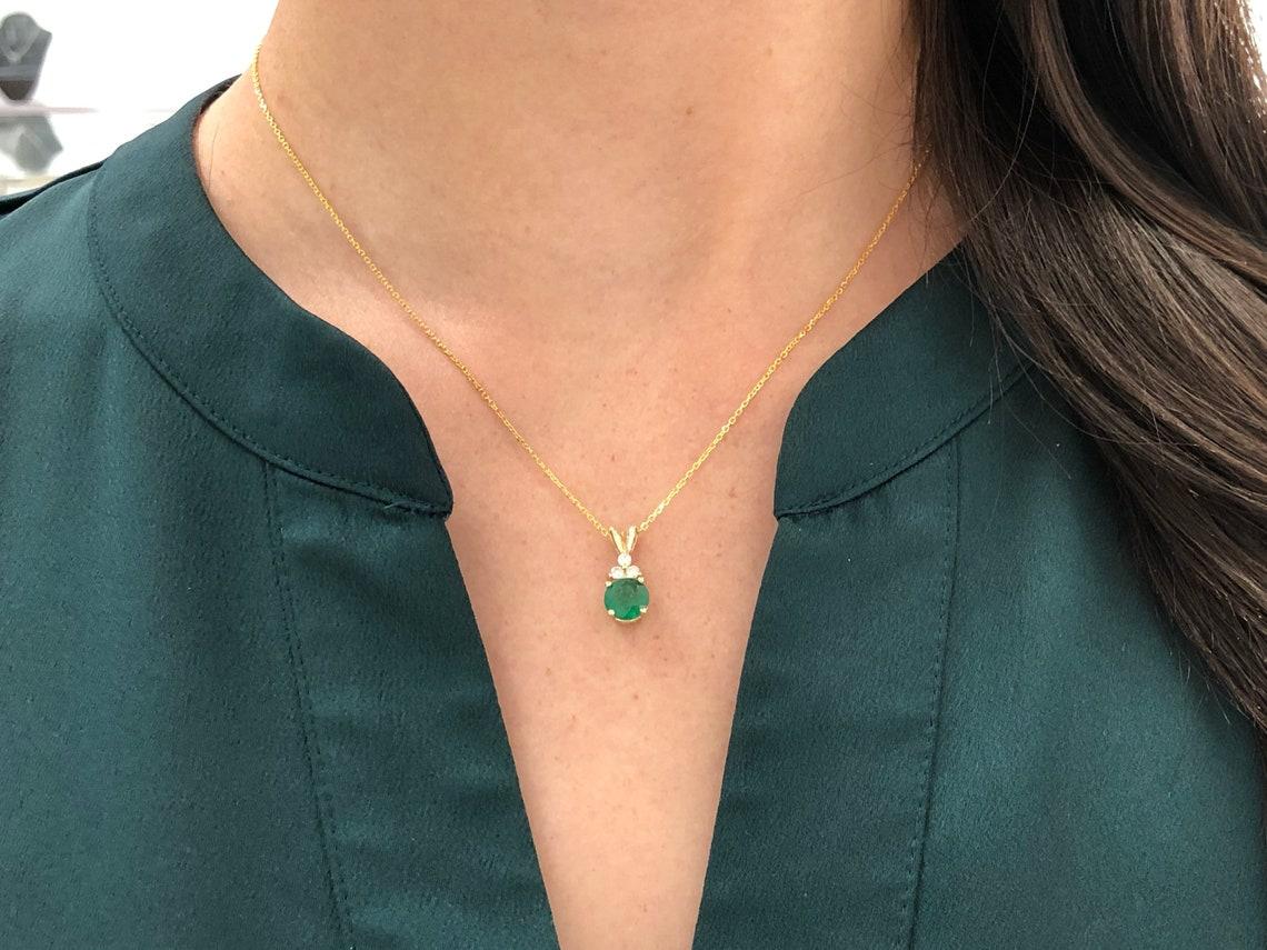Donna Collana con ciondolo con smeraldo rotondo naturale da 1,35tcw in oro 14K in vendita