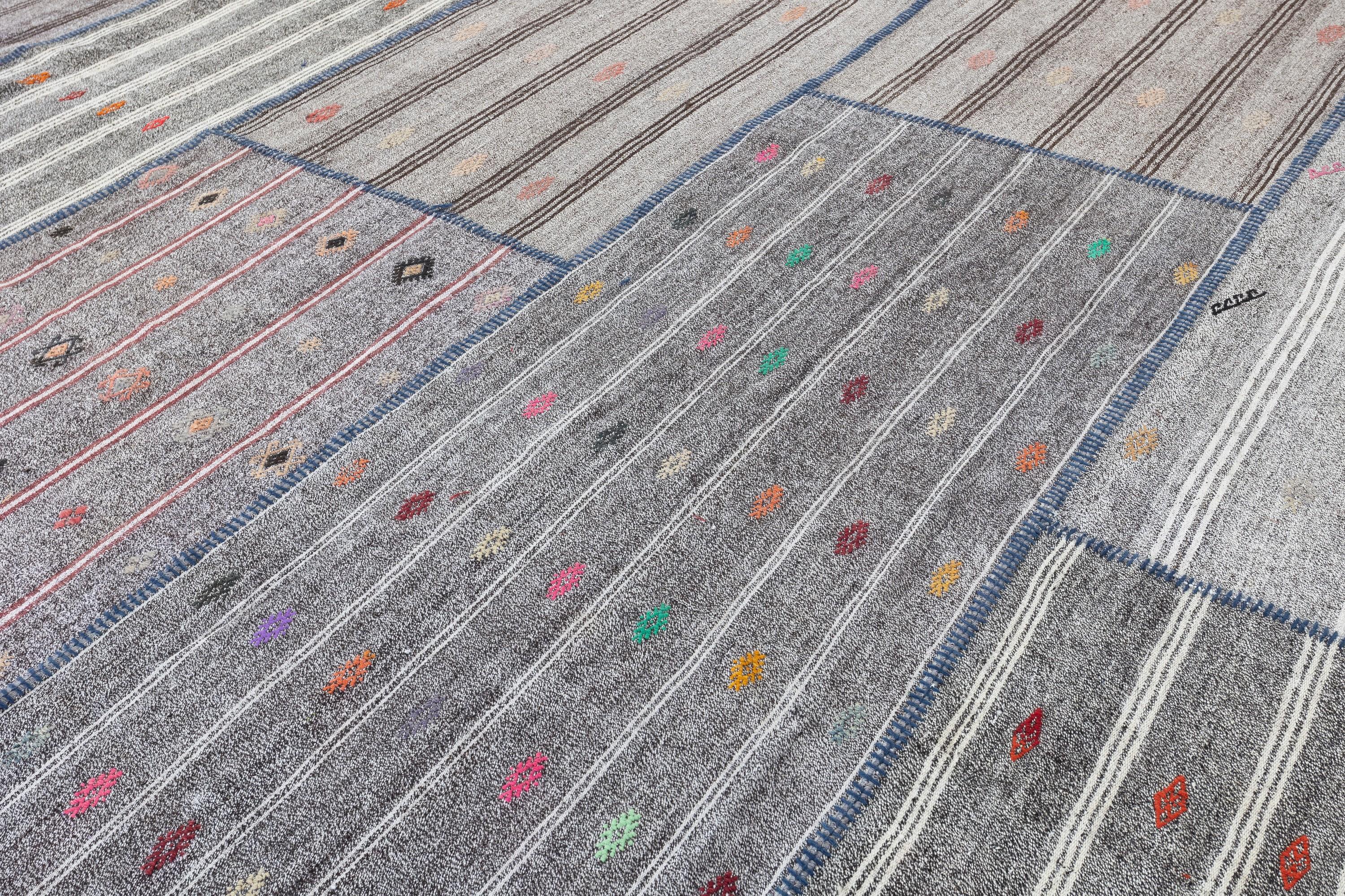 Dale un toque de artesanía atemporal a tu casa con esta Alfombra Kilim Vintage hecha a mano en Turquía.
Esta preciosa alfombra de tejido plano está cuidadosamente elaborada a mano con algodón natural y pelo de cabra, y muestra la textura y el