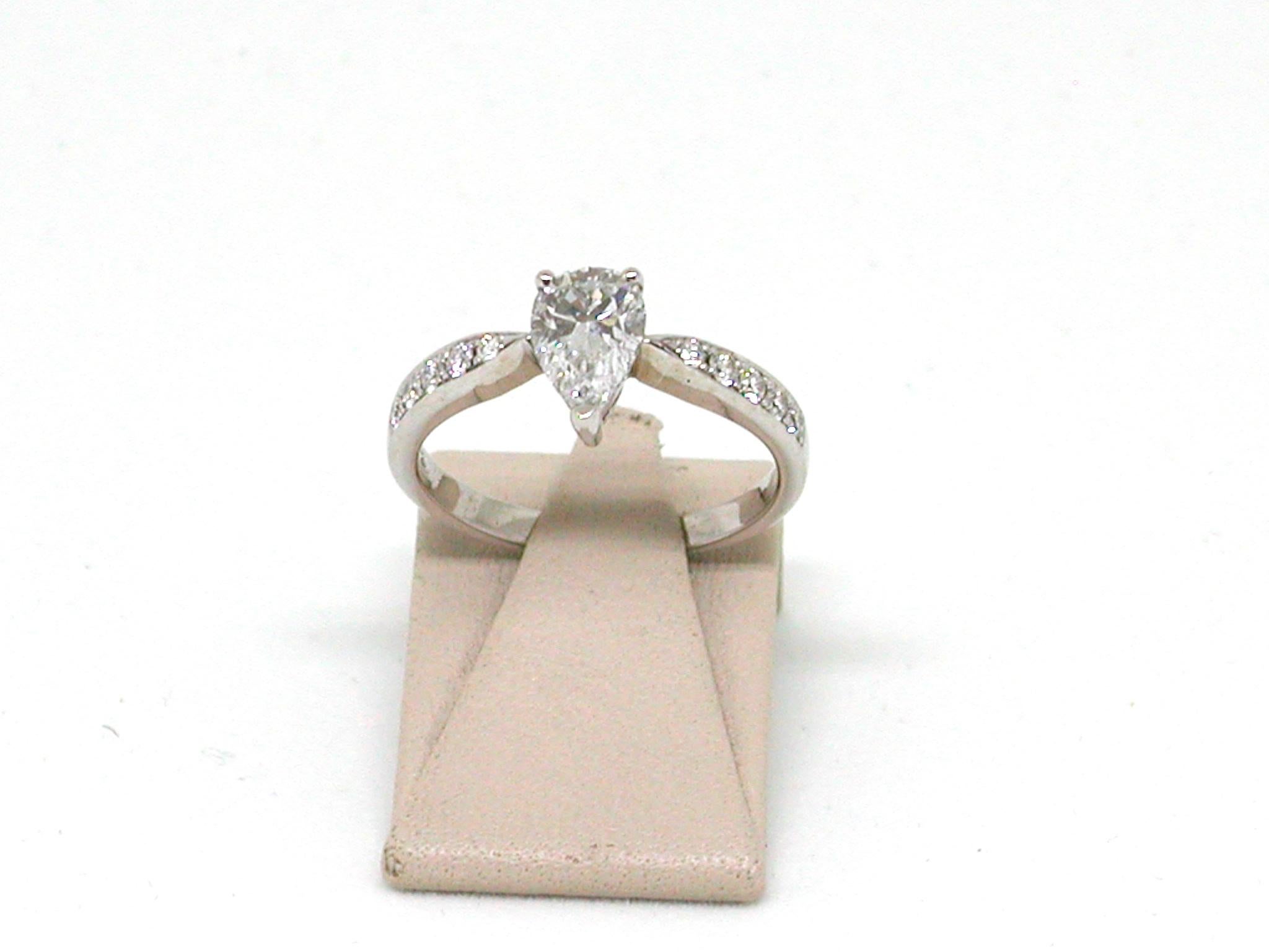 Contemporary 1.36 Carat 18 Karat White Gold Pear Shape Diamond Engagement Ring