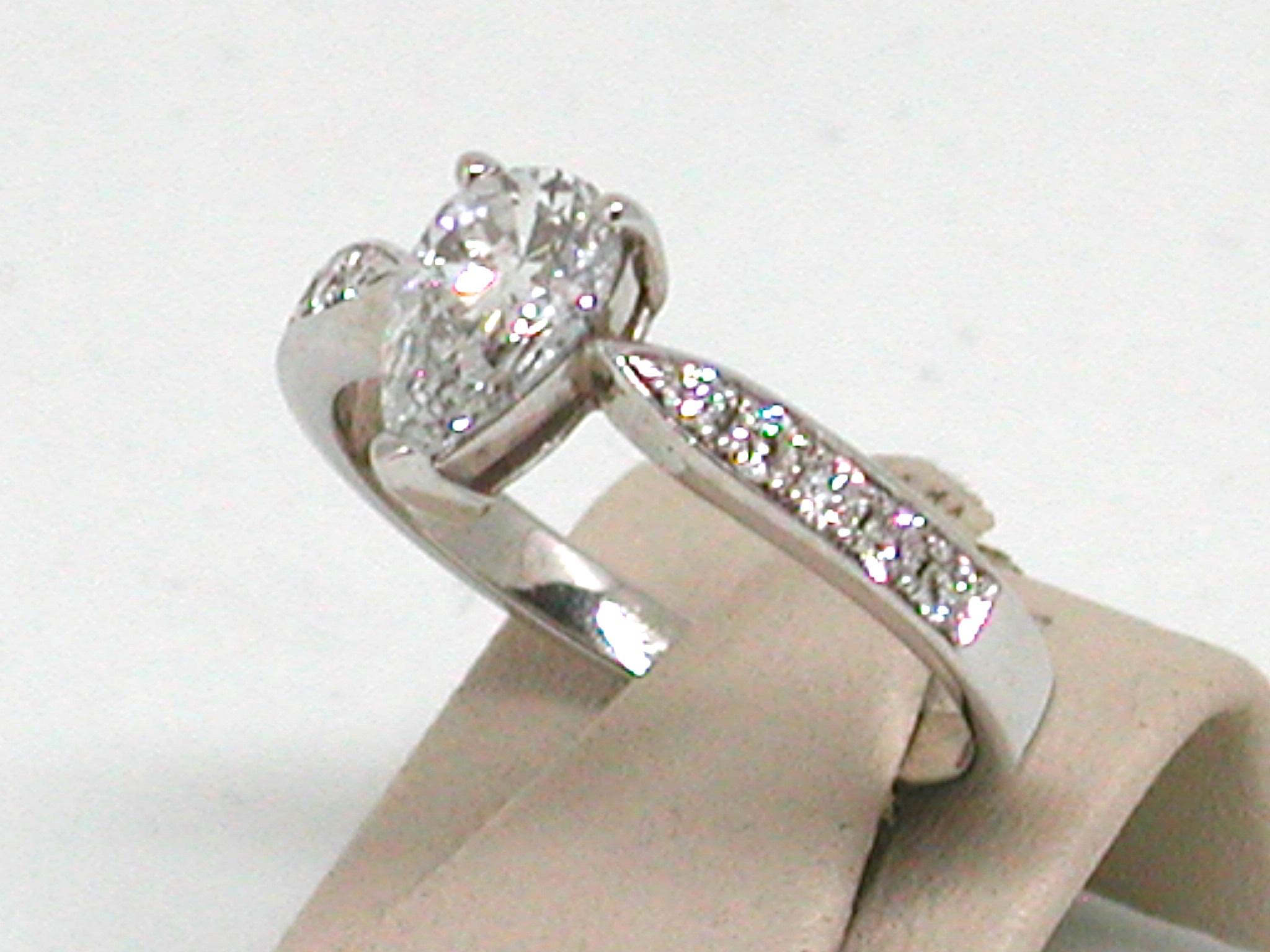 1.36 Carat 18 Karat White Gold Pear Shape Diamond Engagement Ring In New Condition In Antwerp, BE
