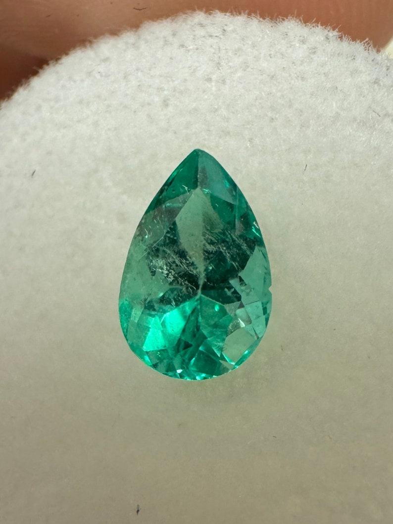 Piedra: Esmeralda
Peso: 1,36 quilates
Forma: Corte Pera
Claridad: Transparente
Lustre: Muy bueno
Color: Verde azulado medio
Medidas: 8,81 mm x 5,78 mm x 5,21 mm
Origen geográfico: Colombia
Tratamiento: Natural, Engrasado

Observaciones: Debido a sus