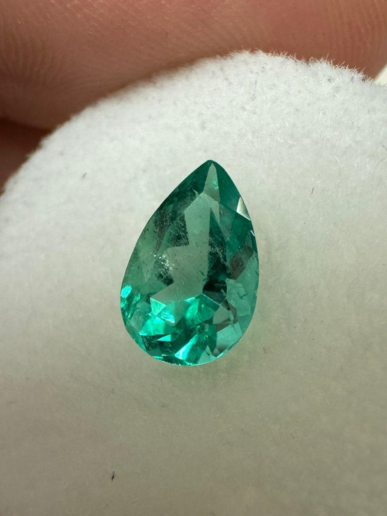 Esmeralda colombiana verde azulada de 1,36 quilates 9x6 - Gema del mes de mayo talla pera Moderno en venta