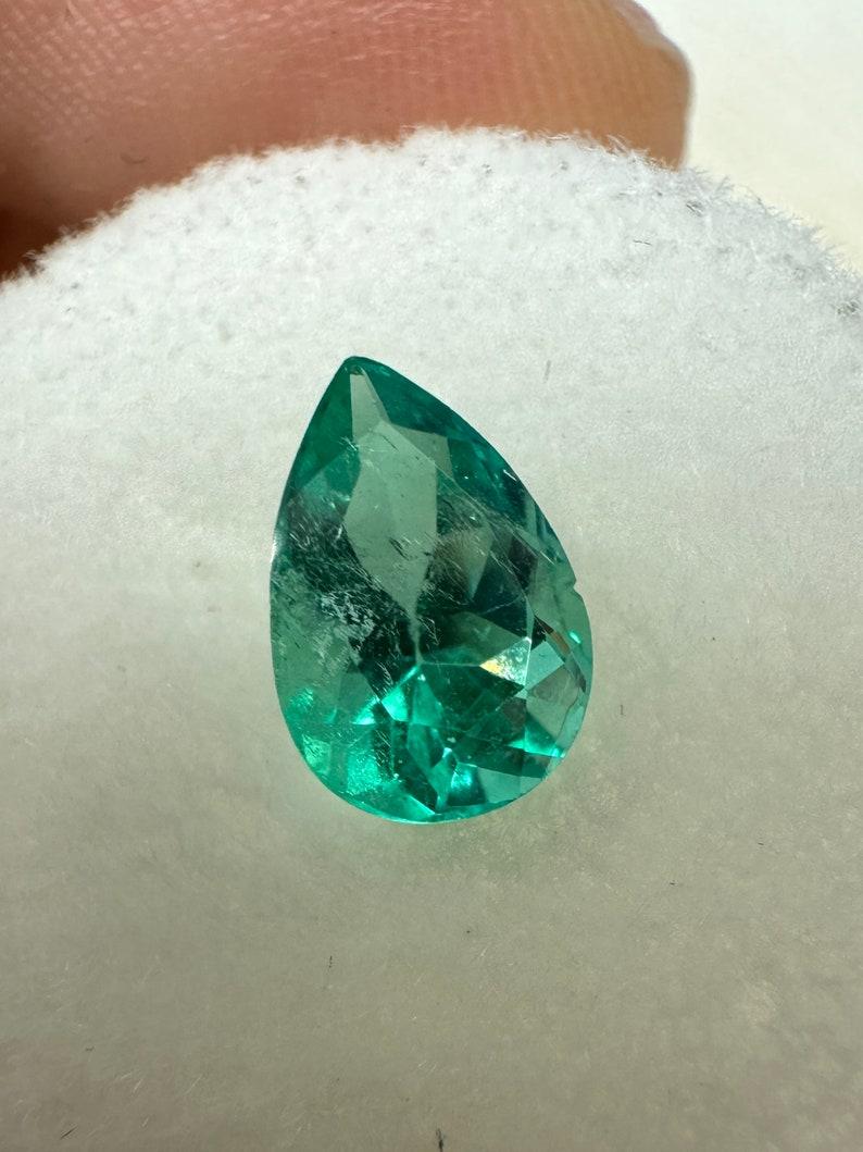 Esmeralda colombiana verde azulada de 1,36 quilates 9x6 - Gema del mes de mayo talla pera Corte pera en venta