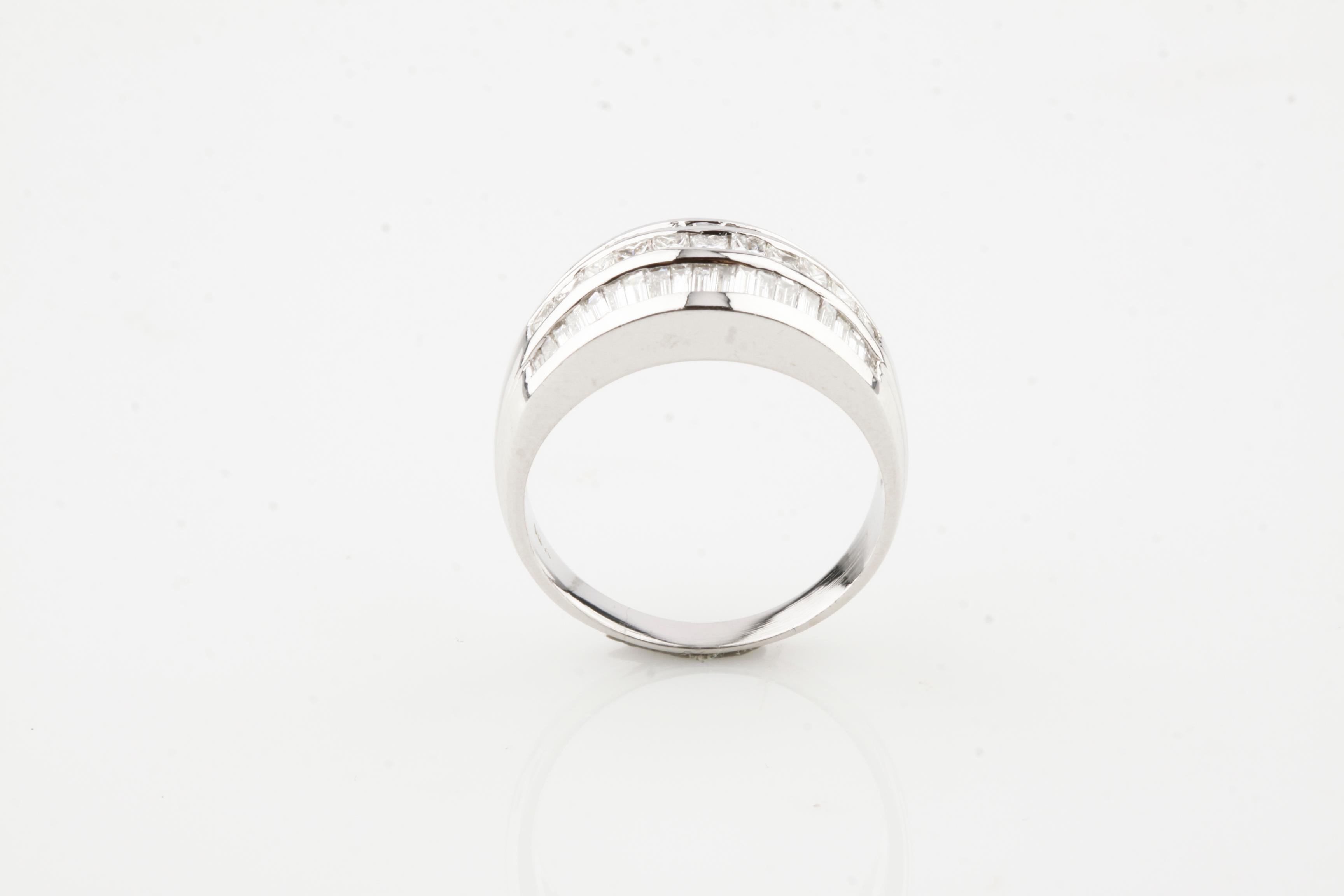 1.36 Karat Diamant-Dreireireireiher-Ring aus Weißgold (Moderne) im Angebot