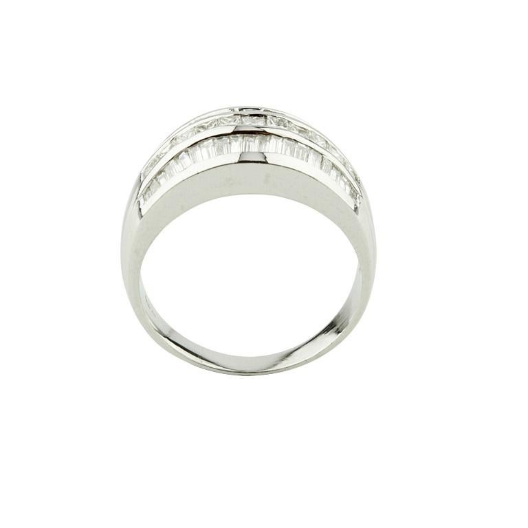 1.36 Karat Diamant-Dreireireireiher-Ring aus Weißgold (Baguetteschliff) im Angebot