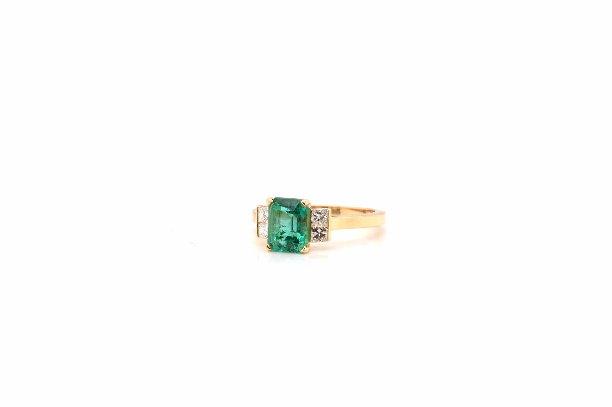 1.36 carat emerald and princess cuts diamonds ring In Good Condition For Sale In PARIS, FR