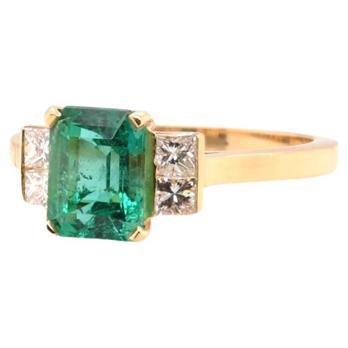 1.36 carat emerald and princess cuts diamonds ring For Sale