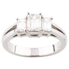 Bague de fiançailles en or blanc 18 carats avec 3 pierres et diamants taille émeraude de 1,36 carat