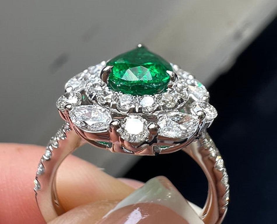 Pear Cut 1.36 Carat Emerald Pear Ring Cluster Diamonds For Sale