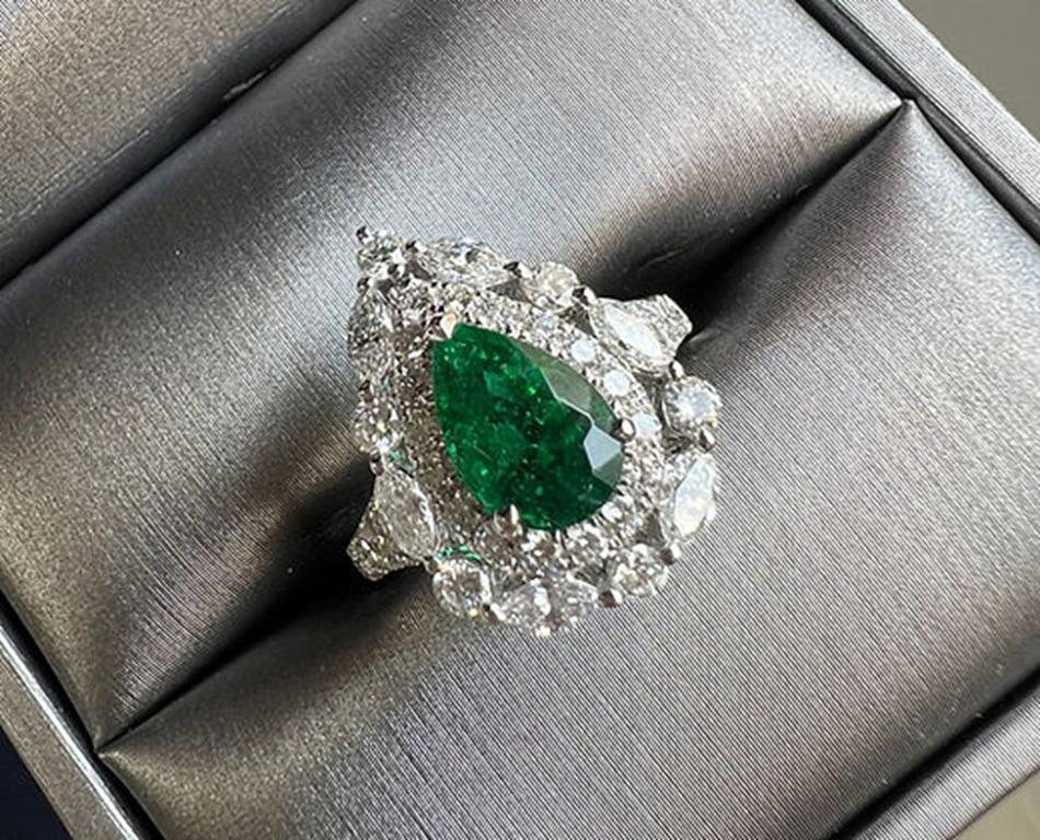 1.36 Carat Emerald Pear Ring Cluster Diamonds In New Condition For Sale In New York, NY