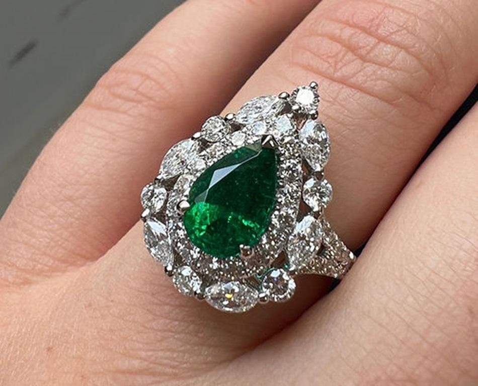 Women's 1.36 Carat Emerald Pear Ring Cluster Diamonds For Sale