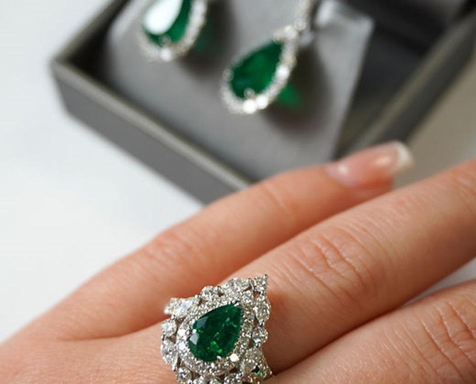1.36 Carat Emerald Pear Ring Cluster Diamonds For Sale 1