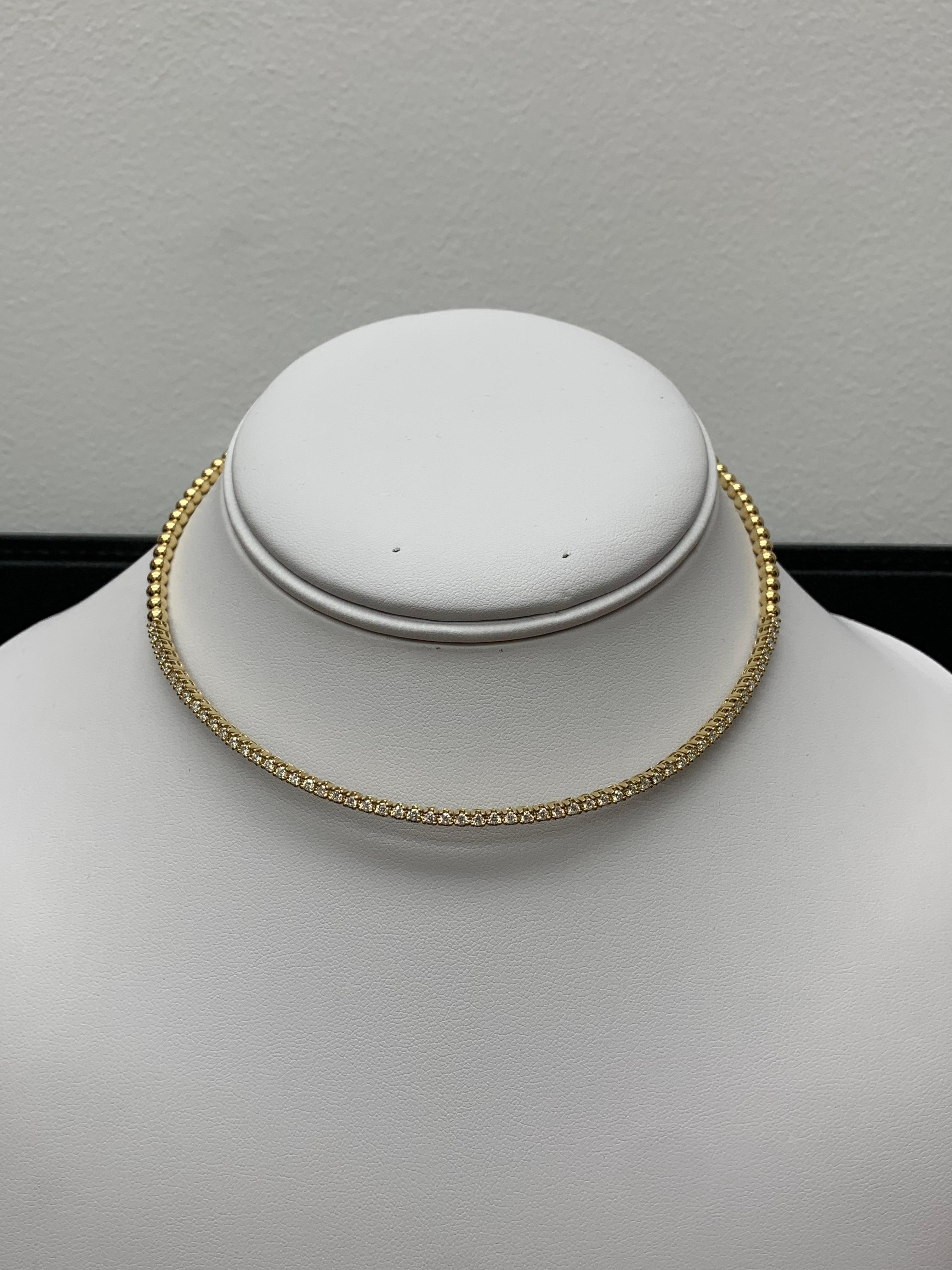 Questo è un bellissimo diamante  Collana a girocollo regolabile per il massimo comfort. Realizzato in oro giallo 14K, presenta 58 diamanti rotondi taglio brillante per un peso di 1,36 carati. La collana è dotata di una catena per adattarsi alle