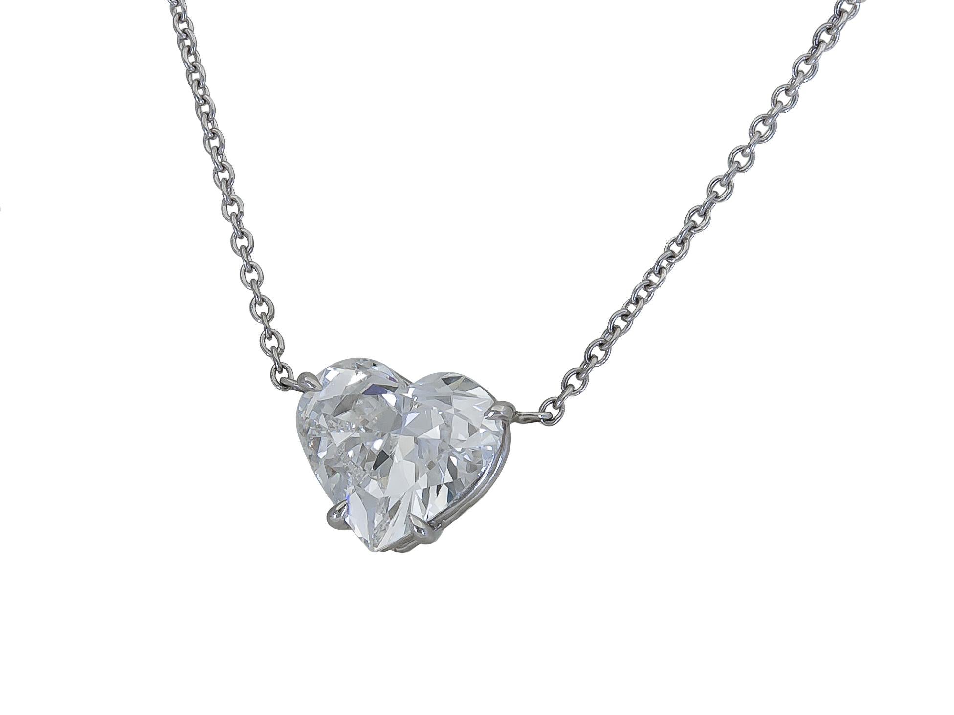 Un collier pendentif classique et intemporel présentant un diamant central en forme de cœur, serti dans une monture en or blanc 18 carats. Pendentif suspendu à une chaîne en or blanc de 15,5 pouces.
Le diamant pèse 1.36 carats et est de couleur F,
